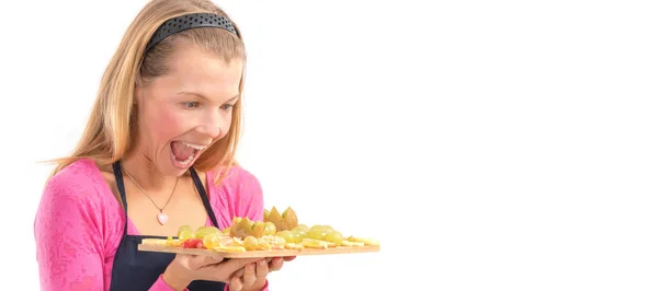 Mujer Joven Feliz Sosteniendo Saludable Desayuno Vegano Crudo Fruta Fresca — Foto de Stock
