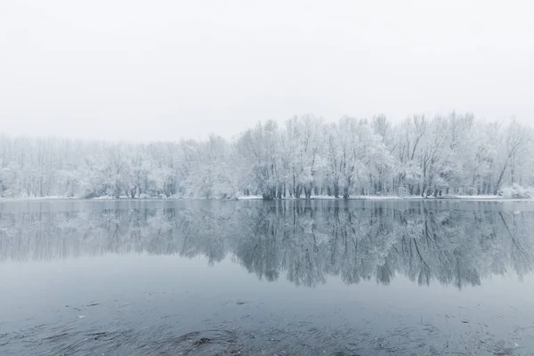 Winter Lake Scene Reflecting Water — Stock Photo, Image