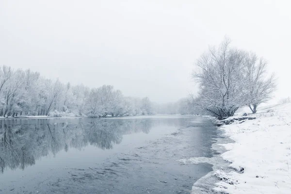 Winter Lake Scene Reflecting Water — Stock Photo, Image