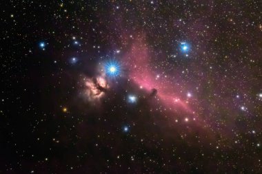 At kafası ve yanan ağaç nebulası, Orion, Samanyolu takımyıldızında.