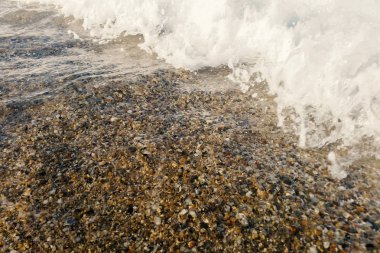 Sahildeki mavi okyanus dalgası yaz arkaplanını kapatıyor.