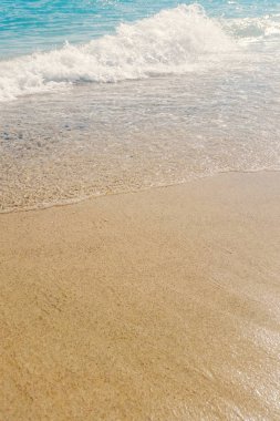 Kumlu sahilde mavi okyanus dalgası Yaz Arkaplanı