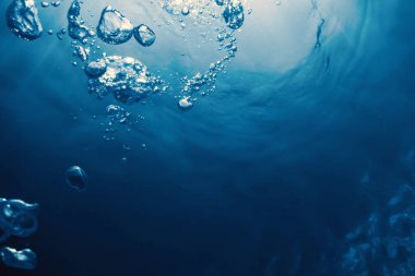 Güneş ışığıyla birlikte su altı kabarcıkları. Sualtı Arkaplanı Baloncukları.