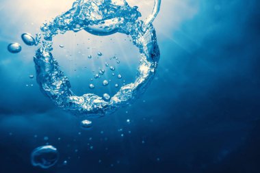 Kabarcık halkası Su altında güneşe doğru yükselir.