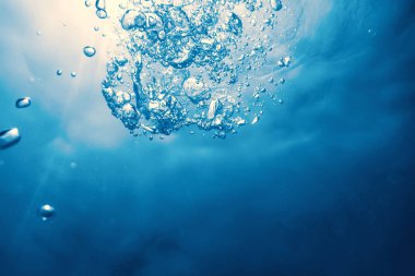 Güneş ışığıyla birlikte su altı kabarcıkları. Sualtı Arkaplanı Baloncukları.