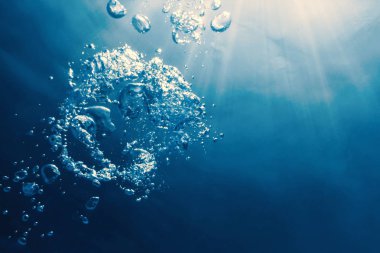 Güneş ışığıyla birlikte su altı kabarcıkları. Sualtı Arkaplanı Baloncukları.