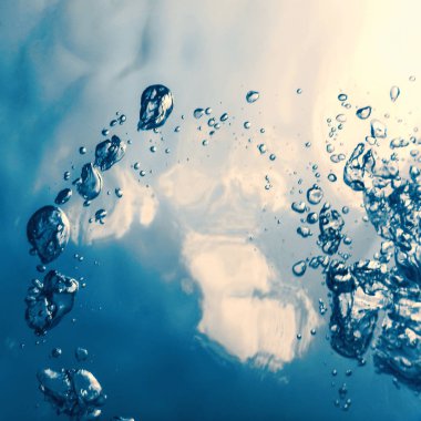 Güneş ışığıyla birlikte su altı kabarcıkları. Sualtı Arkaplanı Baloncukları.