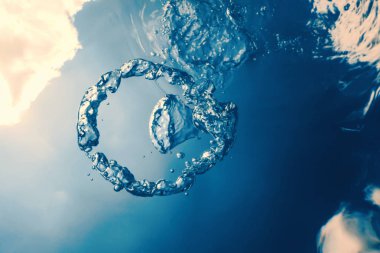 Kabarcık halkası Su altında güneşe doğru yükselir.