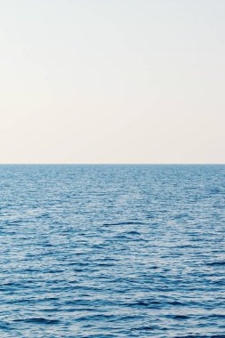 Mavi deniz ve açık gökyüzü. Karayip Denizi.