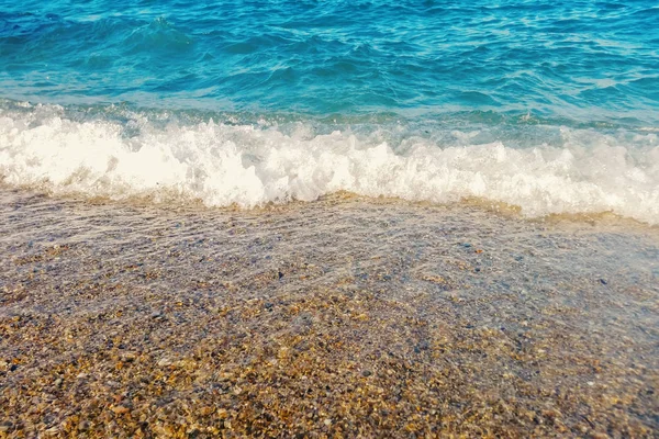 Vlna modrého oceánu na pláži zblízka letní pozadí — Stock fotografie