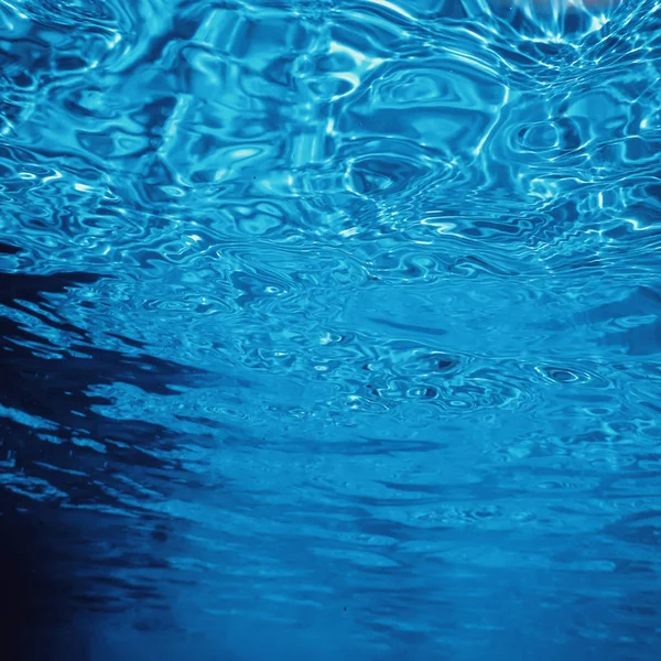 Superficie del agua bajo el agua, Superficie de la piscina —  Fotos de Stock