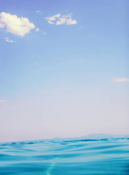 Havsvåg närbild, låg vinkel visa vatten bakgrund — Stockfoto