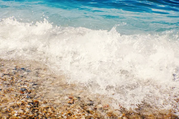 Suave ola de océano azul en la playa de arena Fondo — Foto de Stock