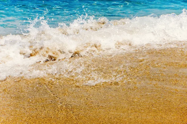 Welle des blauen Ozeans am Sandstrand Sommer Hintergrund — Stockfoto