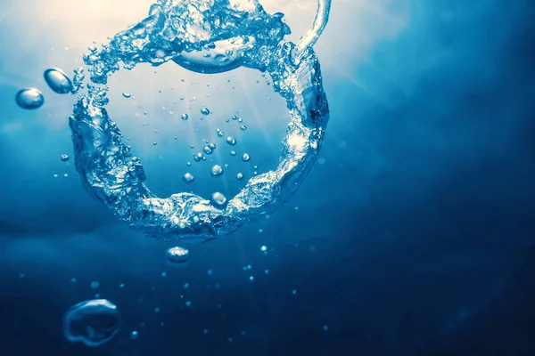 Kabarcık halkası Su altında güneşe doğru yükselir.