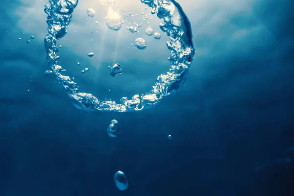 Bubbelring Onderwater stijgt naar de zon. — Stockfoto