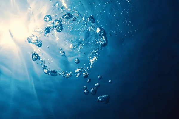 Подводные пузыри с солнечным светом. Подводный фоновый пузырь. — стоковое фото