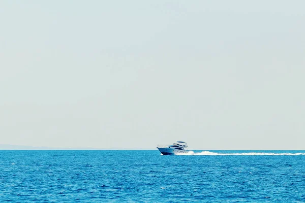 Luxury motor boat cruising in blue sea, Summer vacation — Stock Photo, Image