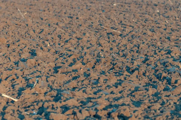 Geploegd veld klaar voor nieuwe gewassen, agrarische achtergrond — Stockfoto