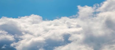 Beyaz bulutlar gökyüzü arkaplanı