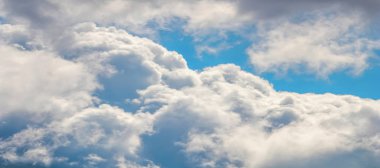 Beyaz bulutlar gökyüzü arkaplanı