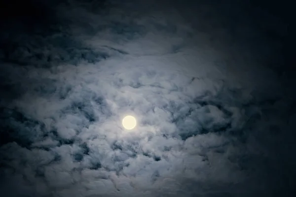 Full Moon with clouds at Night, Dramatic clouds in the moonlight — Stock Photo, Image