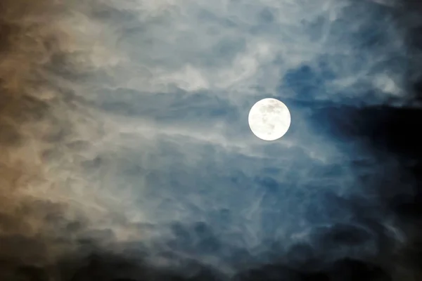Luna piena con nuvole di notte, Nubi drammatiche al chiaro di luna — Foto Stock