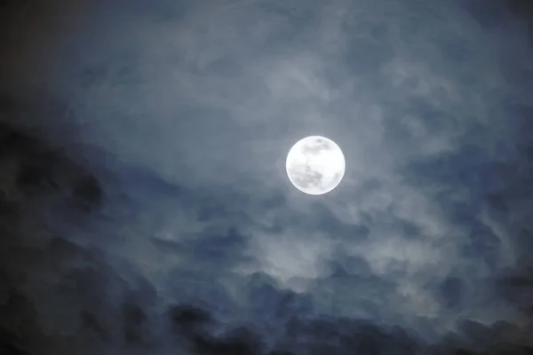 Luna piena con nuvole di notte, Nubi drammatiche al chiaro di luna — Foto Stock