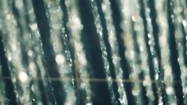 Bulanık duş yakın kadar akan, ağır çekim, sabit su yavaş düşer.