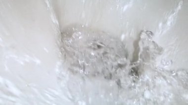 Flushing tuvalet Closeup, ağır çekim 