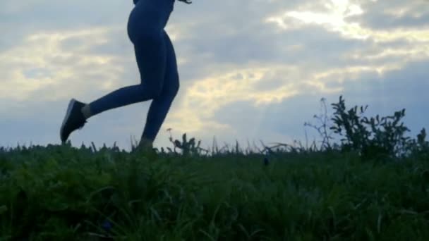 Ralenti Fermer Femme Courant Lever Soleil Silhouette Arrière Plan Fille — Video