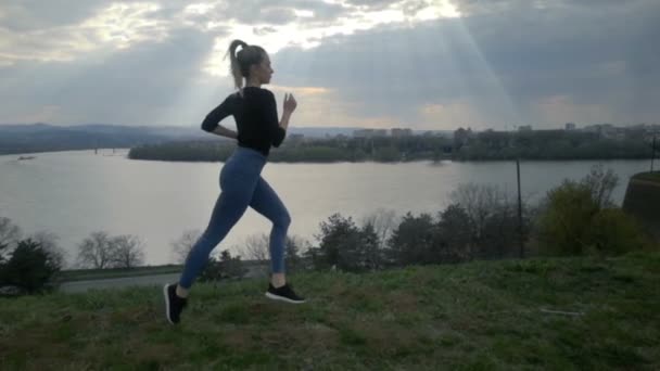 Mujer Joven Cámara Lenta Corriendo Atardecer Mujer Joven Corriendo Silueta — Vídeo de stock