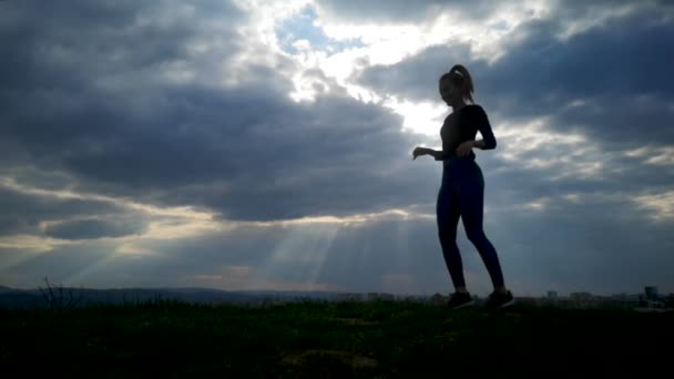 Slow Motion Jeune Femme Faisant Exercice Silhouette Parc Ajustez Jeune — Video
