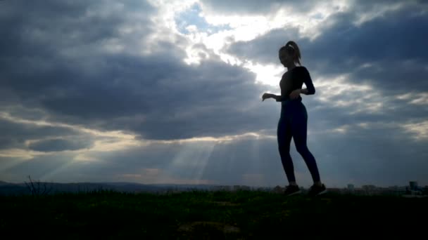 Giovane Donna Rallentata Che Allena Alla Sagoma Del Parco Adatta — Video Stock