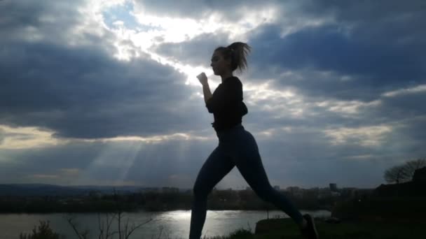 Αργή Κίνηση Νεαρή Γυναίκα Που Τρέχει Κατά Ηλιοβασίλεμα Νεαρή Γυναίκα — Αρχείο Βίντεο
