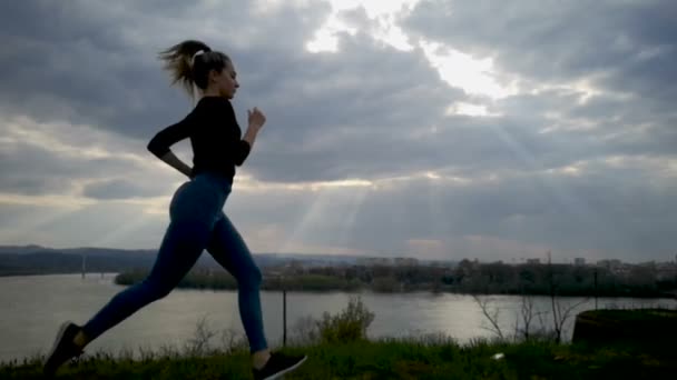 Lento Movimento Jovem Mulher Correndo Pôr Sol Jovem Mulher Correndo — Vídeo de Stock