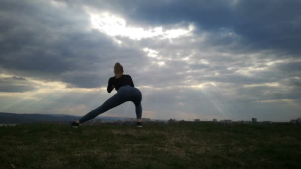 Mujer Joven Cámara Lenta Haciendo Ejercicio Silueta Del Parque Ajuste — Vídeo de stock