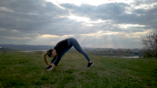 Jovem Movimento Lento Que Exercita Silhueta Parque Fit Jovem Mulher — Vídeo de Stock