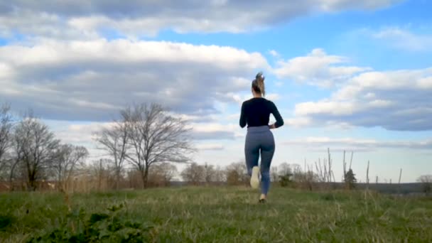 Young Woman Running Grass Covered Hill Slow Motion Running Jogging — Stock Video