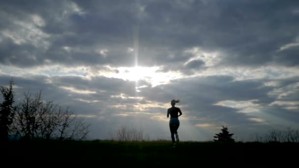 Mujer Joven Corriendo Atardecer Levanta Los Brazos Aire Juventud Felicidad — Vídeo de stock