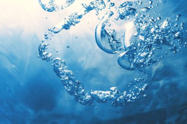 Güneş ışığıyla birlikte su altı kabarcıkları. Sualtı Arkaplanı Baloncukları.