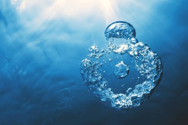 Güneş ışığıyla birlikte su altı kabarcıkları. Sualtı Arkaplanı Baloncukları.