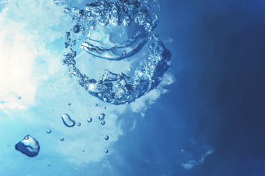 Güneş ışığıyla birlikte su altı kabarcıkları. Sualtı Arkaplanı Baloncukları.