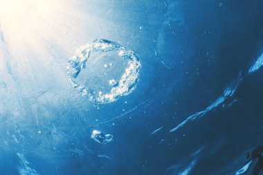 Güneş ışığıyla birlikte su altı kabarcıkları. Sualtı Arkaplanı Baloncukları.