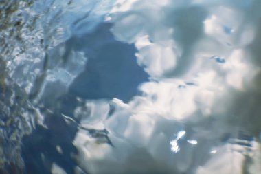 Su yüzeyinin sualtı görüntüsü. Su altı Arkaplanı.