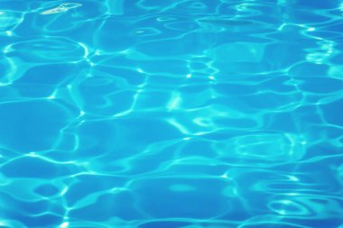 Yüzme havuzu, güneş ışığı yansıması. Dalgalı Su.