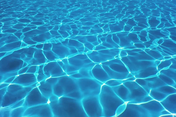 Schwimmbad Wasser Sonne Reflexion Hintergrund. Wellenwasser. — Stockfoto