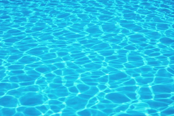 Piscina acqua sole riflesso sfondo. Ondulazione dell'acqua. — Foto Stock