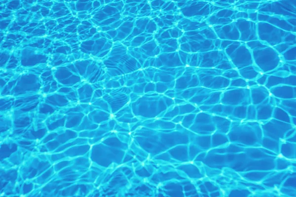 Piscina acqua sole riflesso sfondo. Ondulazione dell'acqua. — Foto Stock