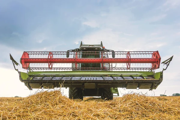 Combine la cosechadora trabajando en un campo de trigo. Cosecha de trigo. — Foto de Stock